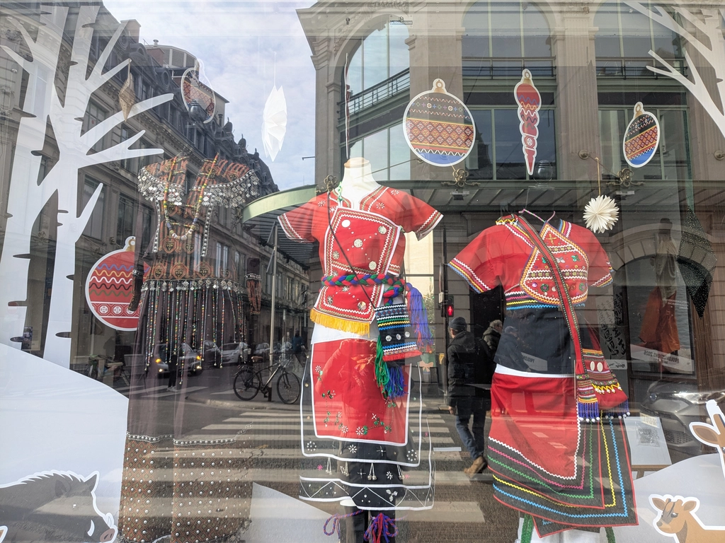 主顯節小教堂 (Chapelle de l’Épiphanie)旁的協會櫥窗展示台灣阿美族傳統服飾