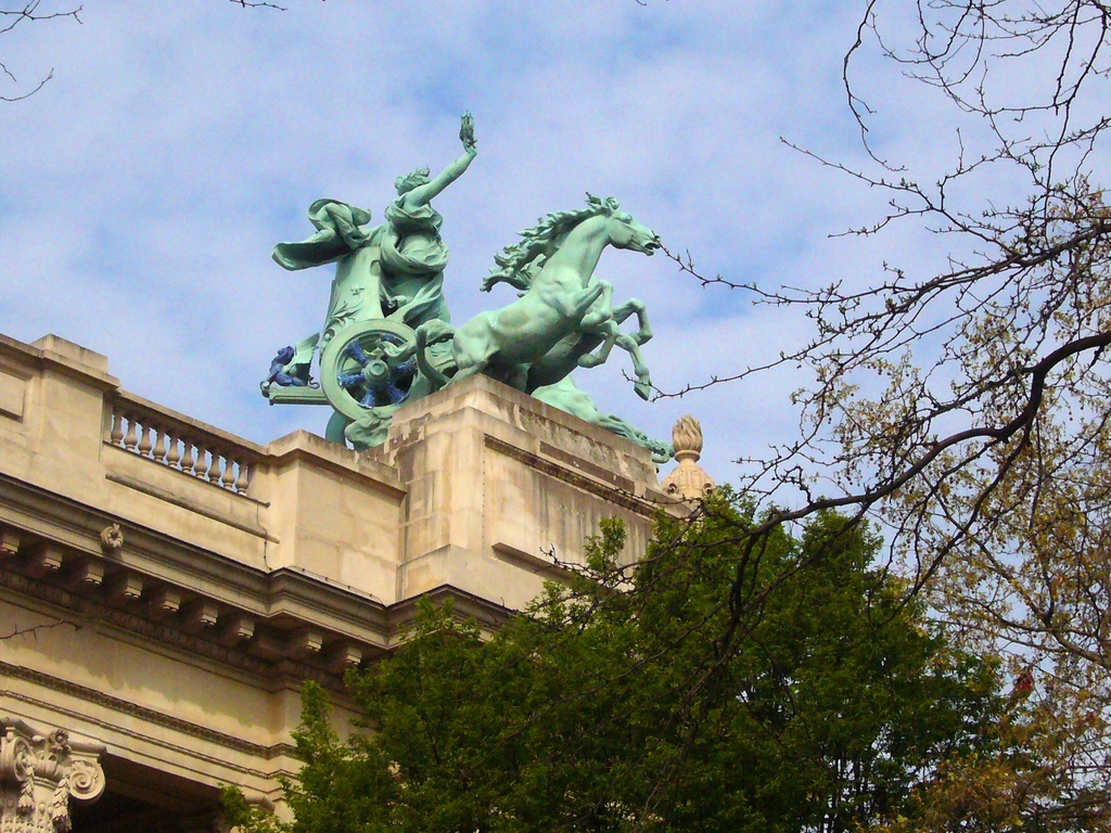 小皇宮建築上方的青銅雕塑