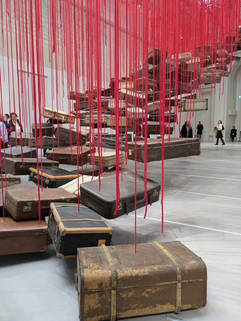 2024年年底的鹽田千春特展的行李裝置