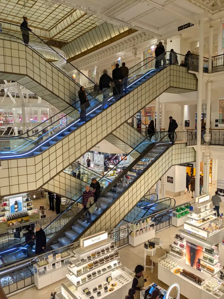 Le Bon Marché 樂蓬馬歇百貨的交叉式電扶梯