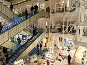 Le Bon Marché 樂蓬馬歇百貨的交叉式電扶梯