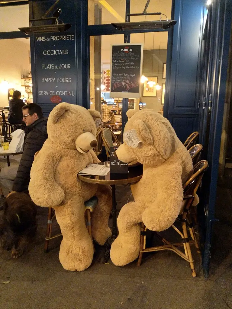 在巴黎咖啡廳裡的戈伯蘭泰迪熊 (Les Nounours des Gobelins)