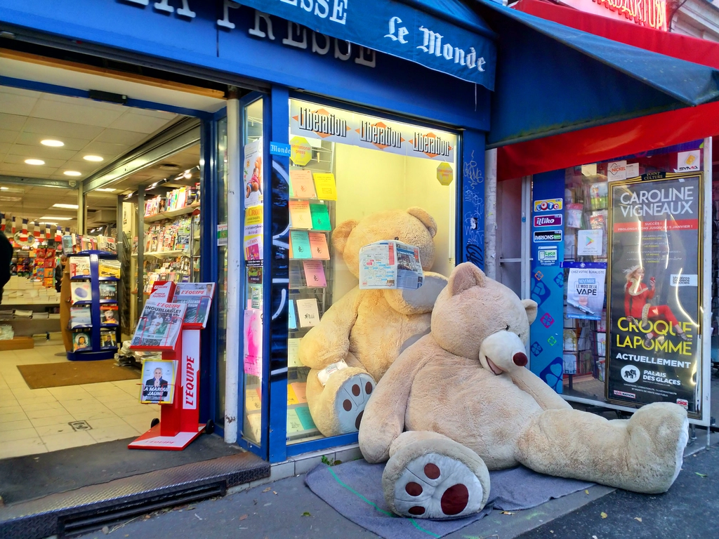 在巴黎書報攤的戈伯蘭泰迪熊 (Les Nounours des Gobelins)