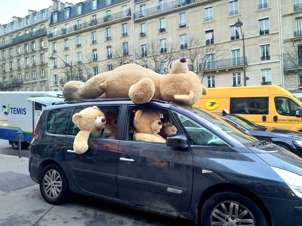 在巴黎車上的多隻戈伯蘭泰迪熊 (Les Nounours des Gobelins)