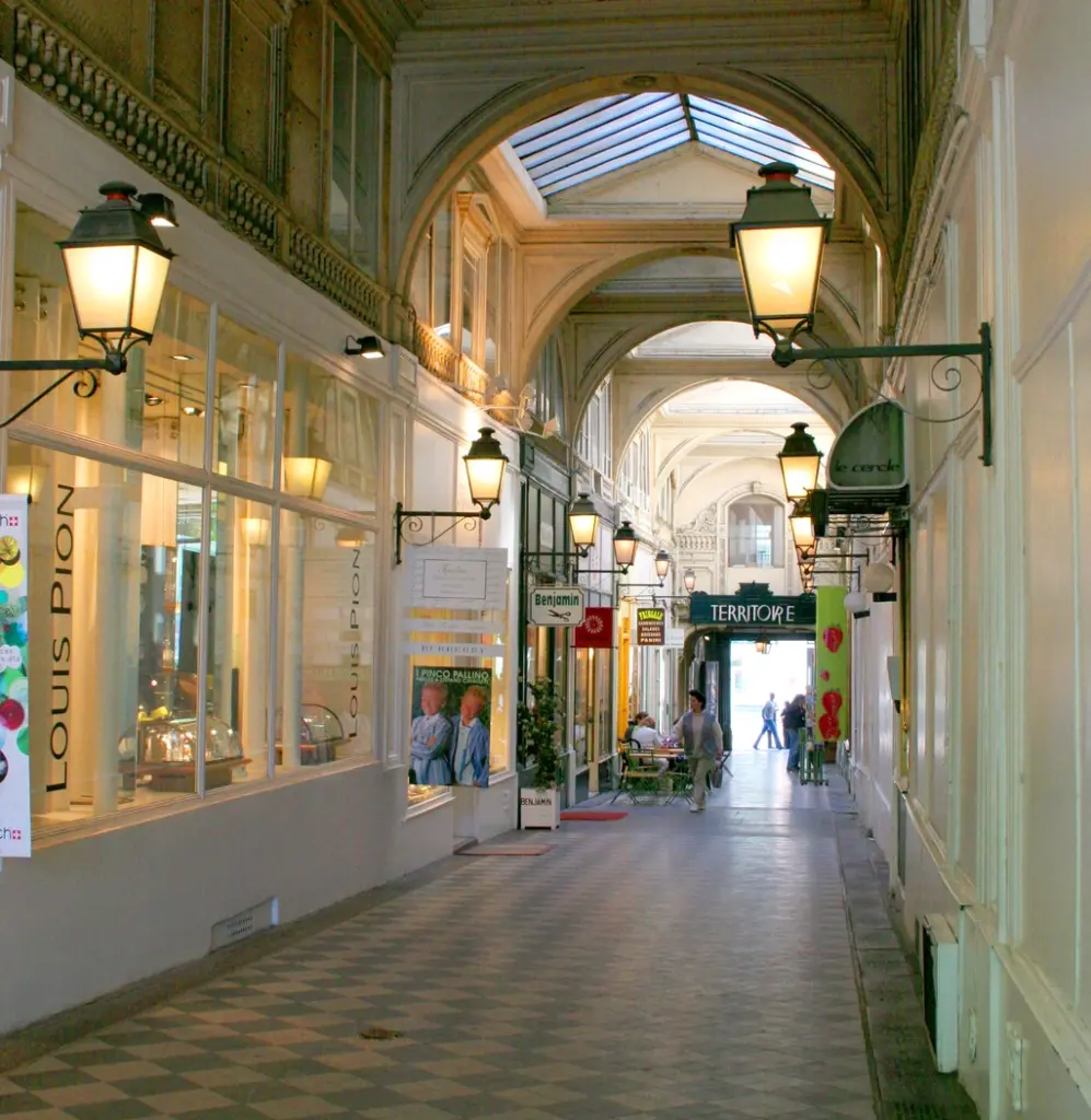 巴黎拱廊街旁的早晨