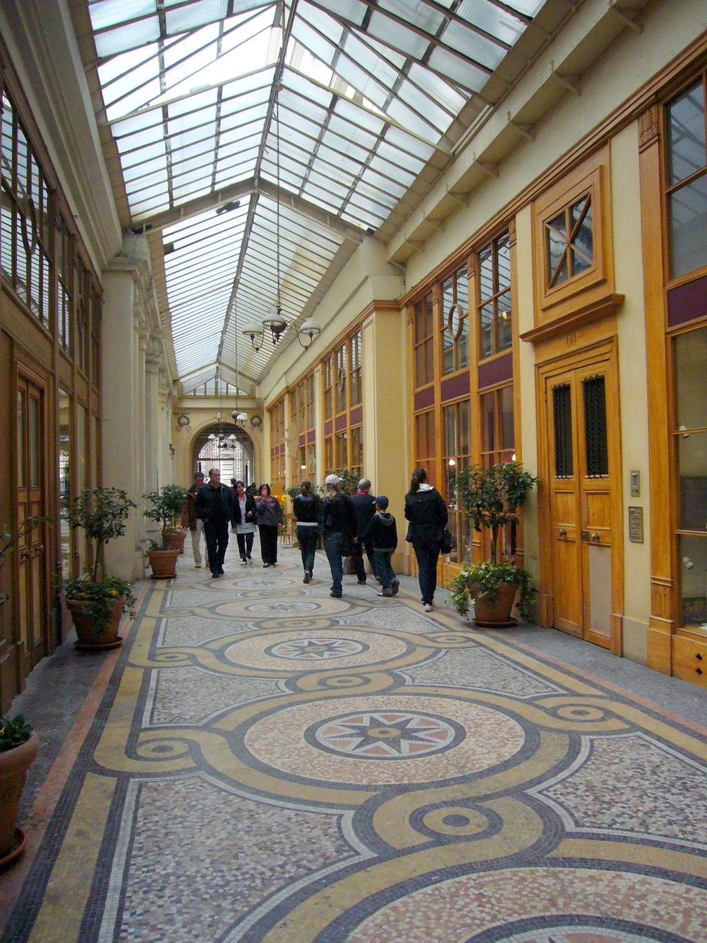 巴黎薇薇安拱廊街 (Galerie Vivienne)，Facchina 大師設計的地磚