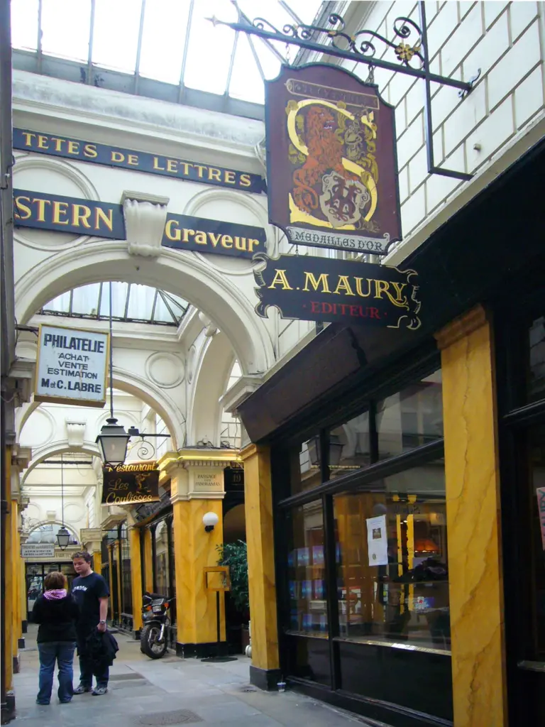 巴黎拱廊街裡的招牌掛飾