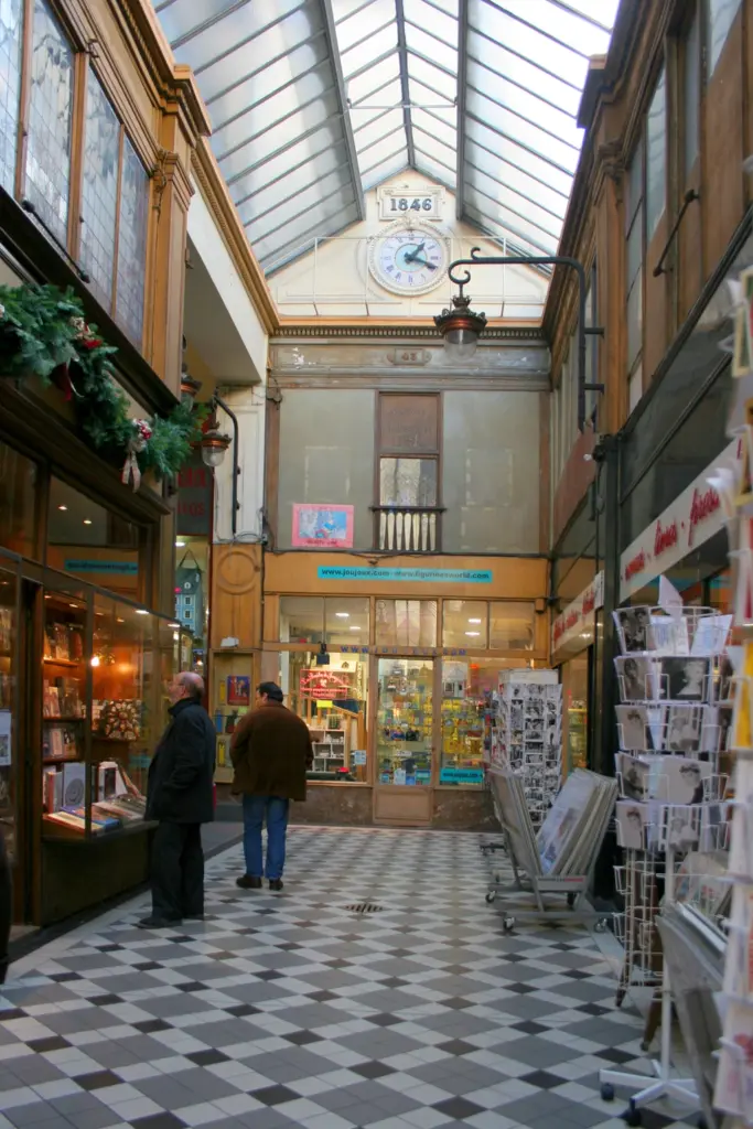 巴黎拱廊街的老鐘與商店