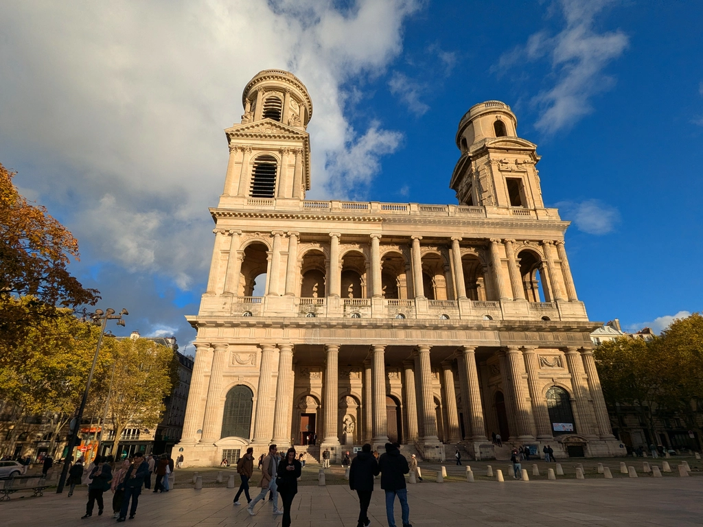 巴黎聖敘爾比斯教堂 Église Saint-Sulpice 的外觀,兩邊鐘樓不一樣
