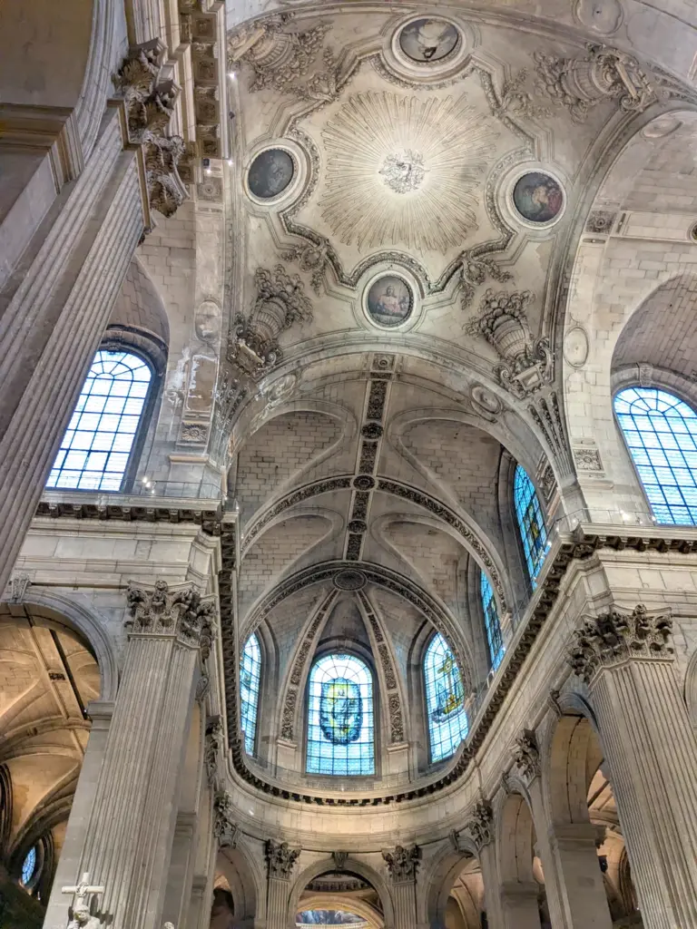 巴黎聖敘爾比斯教堂 Église Saint-Sulpice 內部的大型拱窗