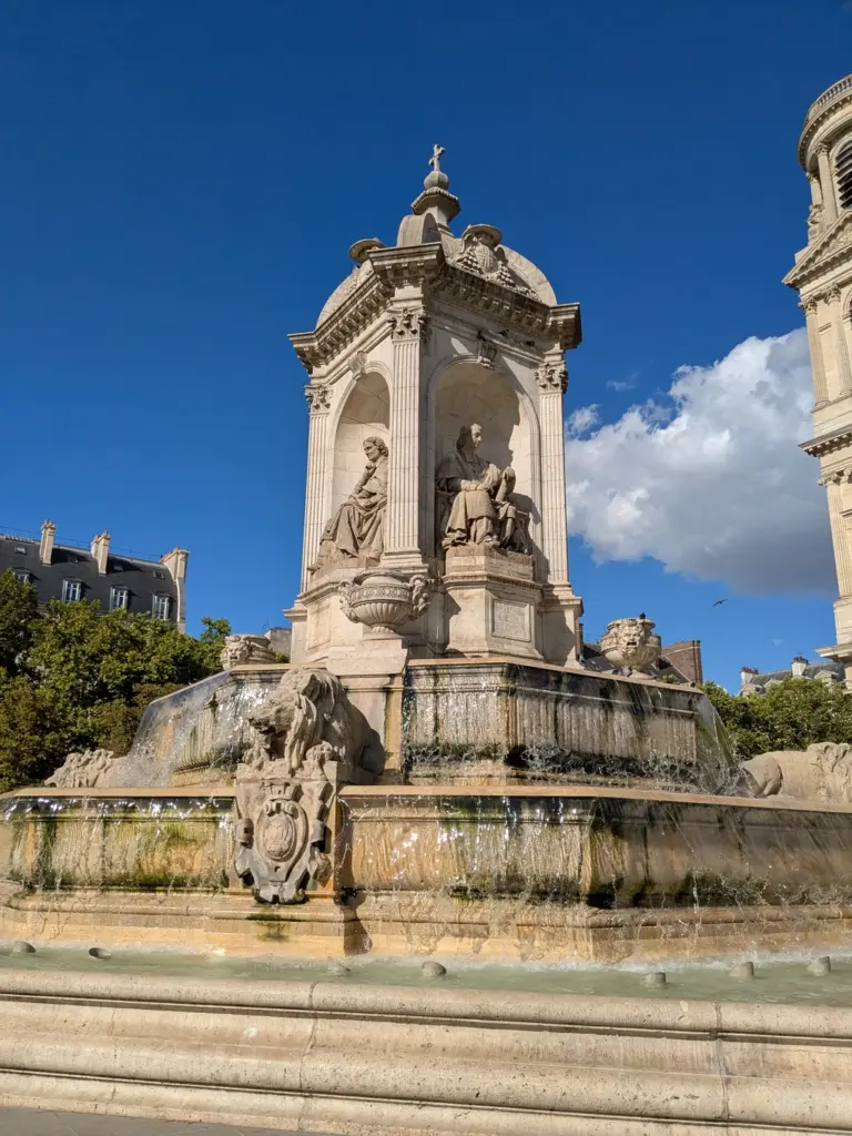 巴黎聖敘爾比斯教堂 Église Saint-Sulpice 廣場前,以三層八角形水池為主體的噴泉