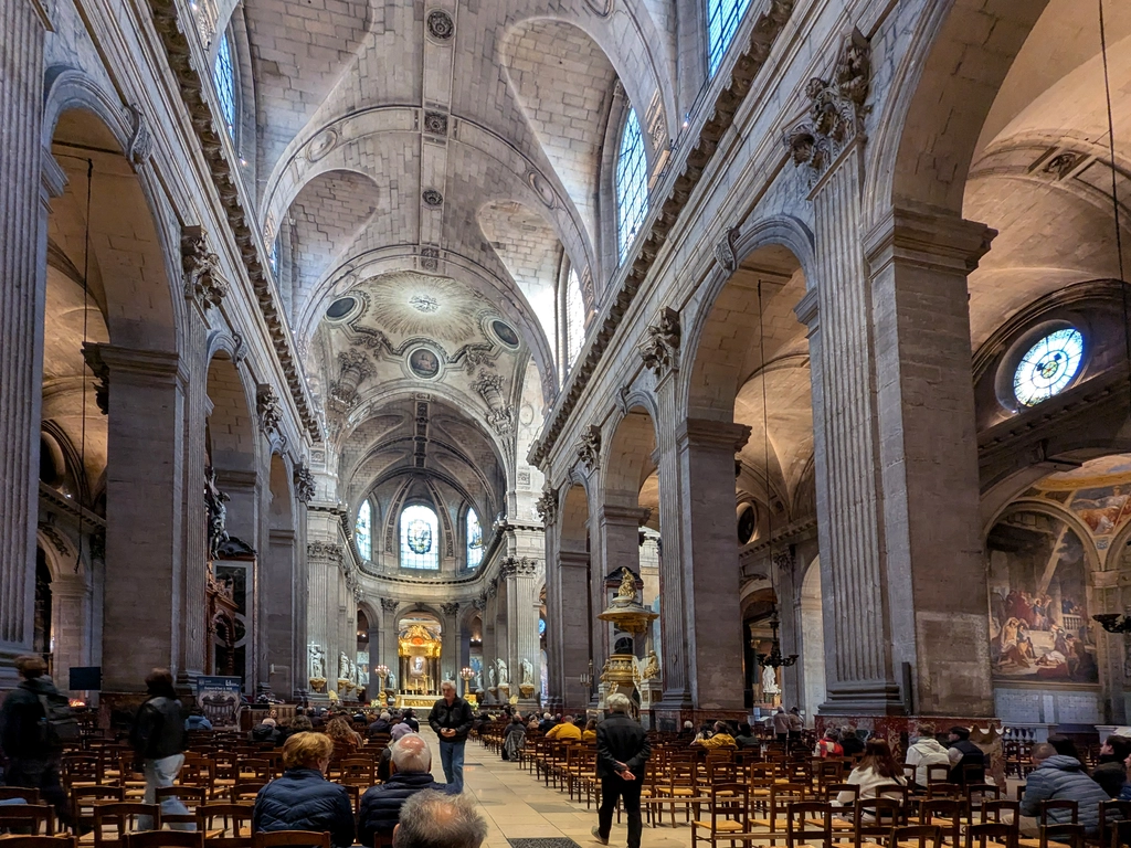 巴黎聖敘爾比斯教堂 Église Saint-Sulpice 內部非常宏偉與莊嚴
