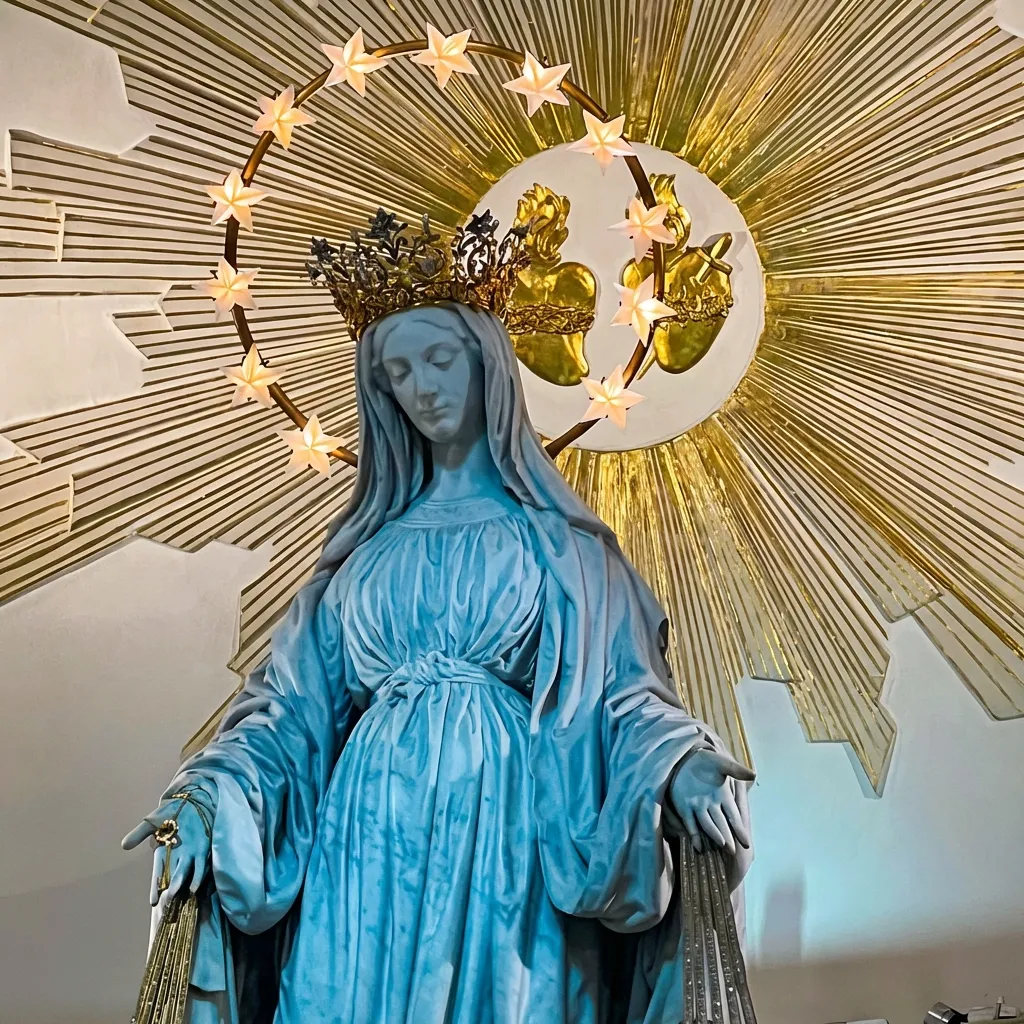 Chapelle-Notre-Dame-de-la-Medaille-Miraculeuse 裡大名鼎鼎的聖母顯靈雕像