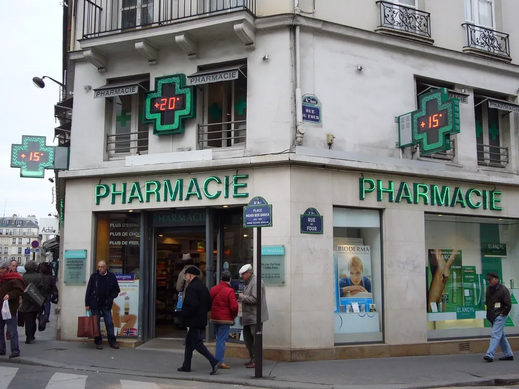 法國巴黎的藥局與藥妝店的外觀