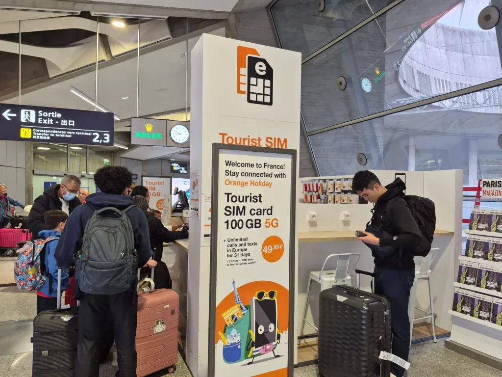 法國巴黎戴高樂機場內販售 eSIM 攤位