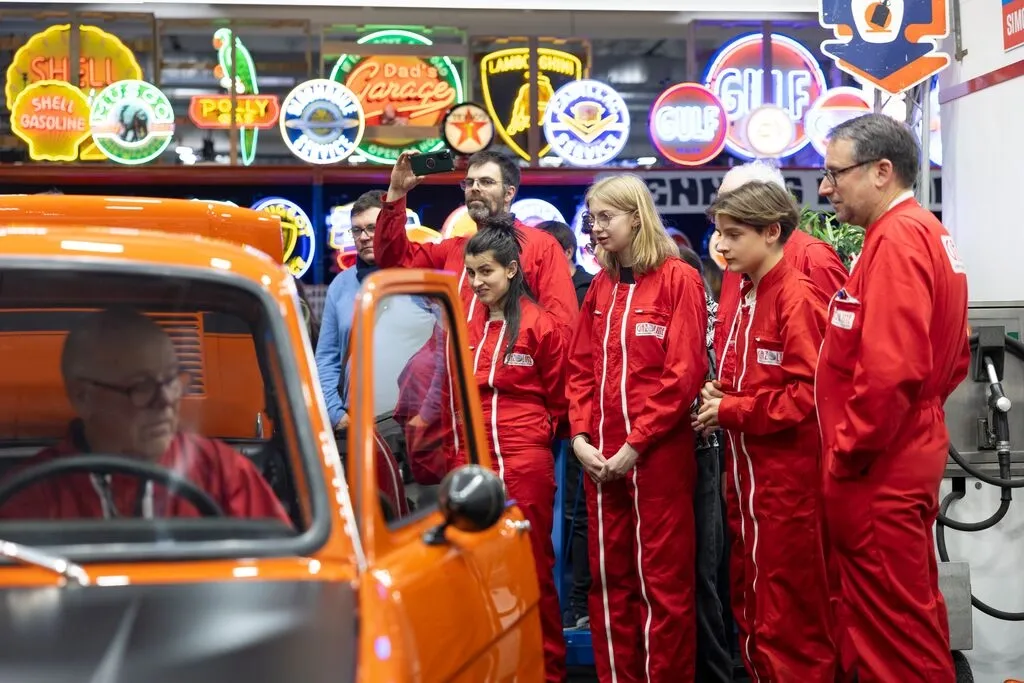 Rétromobile 古董汽車展年輕人專心聆聽解碩