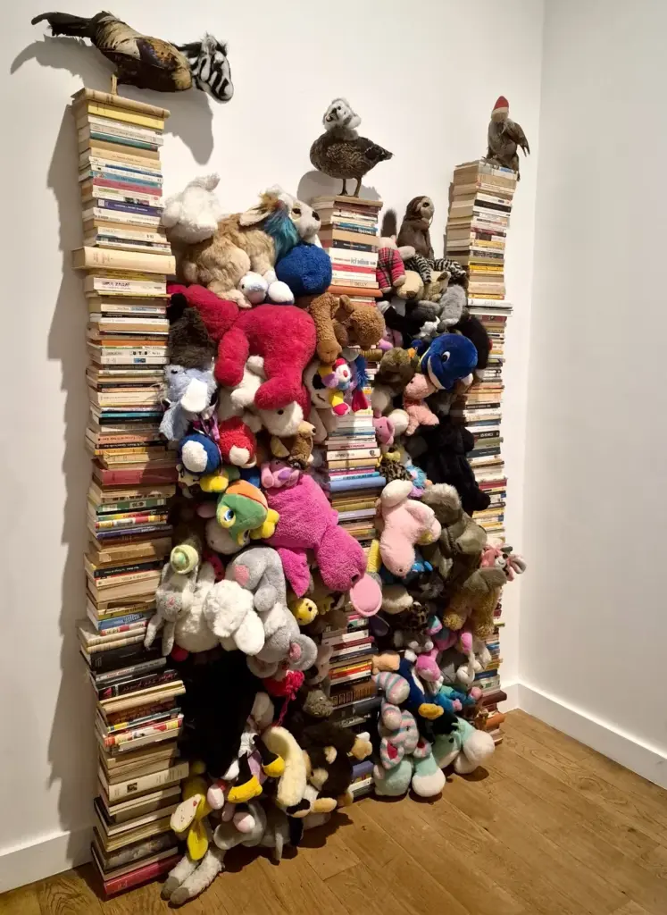 Annette Messager 特展的動物玩偶與書的作品